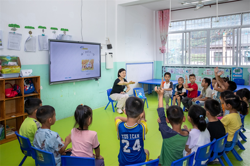 9特色閱讀活動(dòng)中熱情專(zhuān)注的小朋友2.jpg 9特色閱讀活動(dòng)中熱情專(zhuān)注的小朋友2.jpg