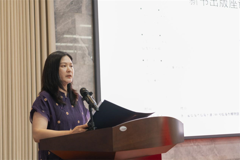 《王舟瑤稿本文獻叢編》編委會(huì )代表、主編之一，臺州學(xué)院教務(wù)處副處長(cháng)張燕致辭  鄭斌斌 攝.jpg