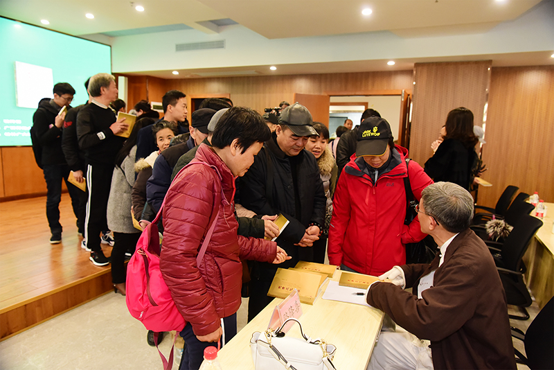 1514087244557605.jpg 讀者們紛紛請駱降喜老師簽名留念.JPG