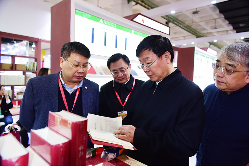 國家新聞出版廣電總局黨組成員、副局長(cháng)、國家版權局專(zhuān)職副局長(cháng)周慧琳視察集團公司展位3.JPG