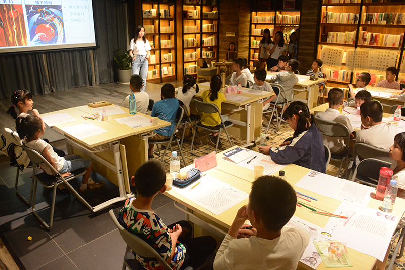 1528182645213997.jpg 大學(xué)生領(lǐng)讀者為小朋友們現場(chǎng)示范講故事.JPG