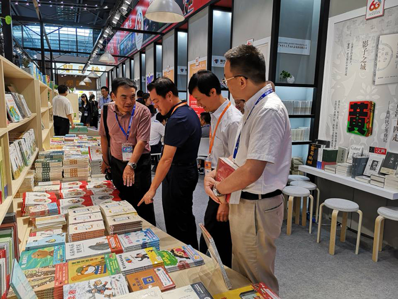 自治區政協(xié)科教文衛體委員會(huì )主任委員彭綱（左二），自治區新聞出版廣電局黨組成員、副局長(cháng)朱為范（右二）到集團公司展位視察.jpg