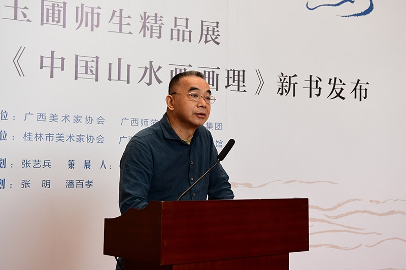3.廣西美術(shù)家協(xié)會(huì )副主席、桂林市美術(shù)家協(xié)會(huì )主席張賢致辭（李顯楊攝）.JPG