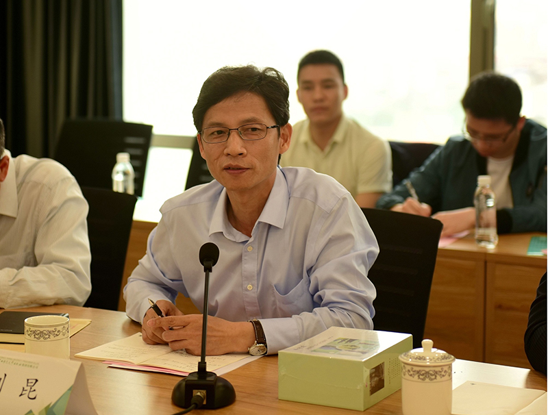 光明日報高級記者、文摘報總編輯、中國文摘報研究會(huì )會(huì )長(cháng)劉昆發(fā)言（廖茹畫(huà)攝）.jpg