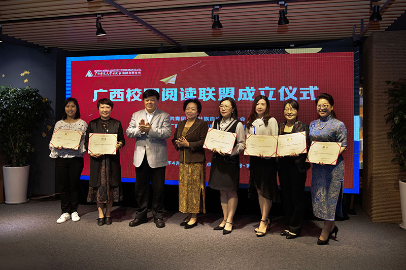 聯(lián)盟名譽(yù)理事長(cháng)聶震寧先生、顧問(wèn)王枬教授為聯(lián)盟首批閱讀導師頒發(fā)證書(shū) 李顯楊 攝.jpg