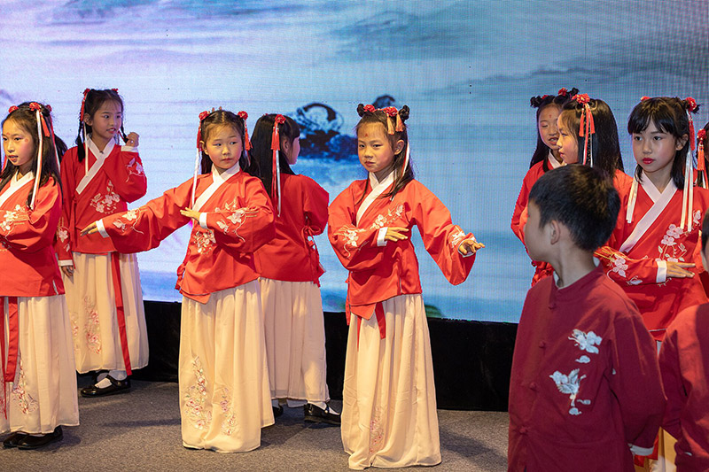 聯(lián)盟成員單位桂林市卓然小學(xué)176班演唱《愛(ài)蓮說(shuō)》 黃珊虎 攝.jpg