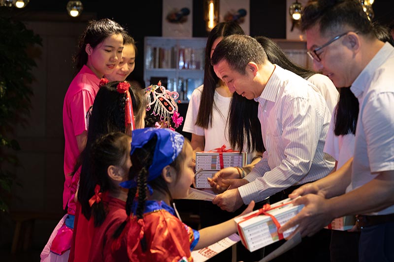 吳郭泉校長(cháng)、韋俊平副校長(cháng)為朗讀者頒布證書(shū) （黃珊虎 攝） 黃珊虎 攝.jpg