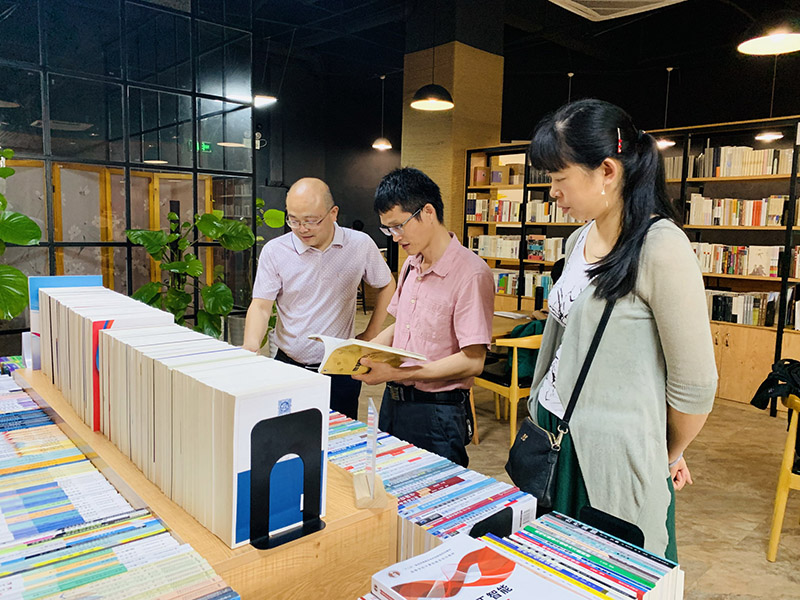 1559289271129370.jpg 獨秀書(shū)房·玉師店教材巡展現場(chǎng).jpg