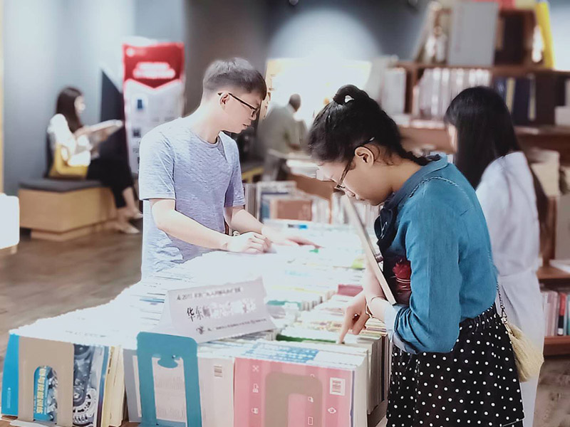 1559289292111112.jpg 獨秀書(shū)房·育才店參會(huì )教師挑選教材.JPG