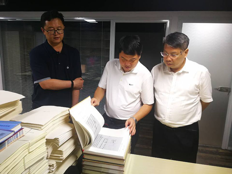 校黨委常委、總會(huì )計師李英利（左二）在內蒙古公司北京出版中心檢查工作.jpg