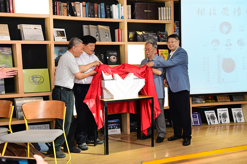 王蒙、聶震寧、鄔書(shū)林、張藝兵共同為《生死戀》新書(shū)揭幕（李顯楊 攝）.jpg