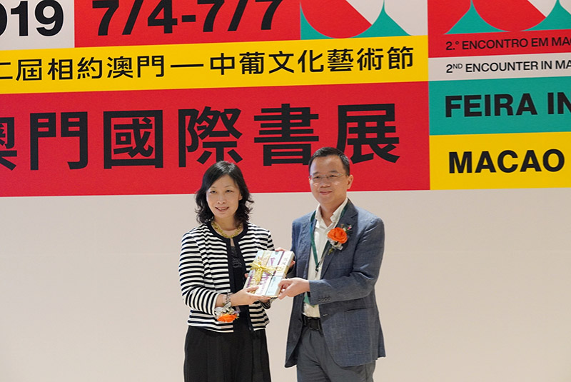 1562287224274069.jpg 廣西師范大學(xué)出版社集團總編輯湯文輝向澳門(mén)文化局局長(cháng)穆欣欣贈書(shū).jpg