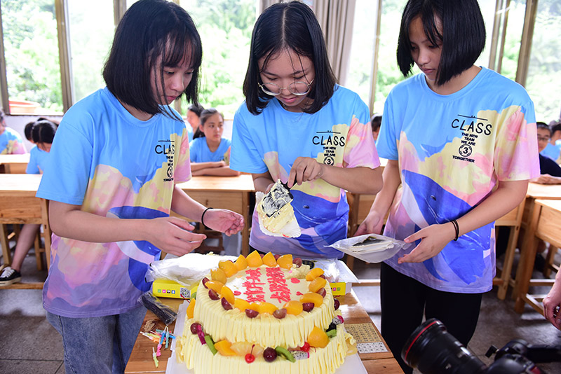 獨秀班的同學(xué)們在切蛋糕慶賀畢業(yè)。 （秦念 攝）.JPG