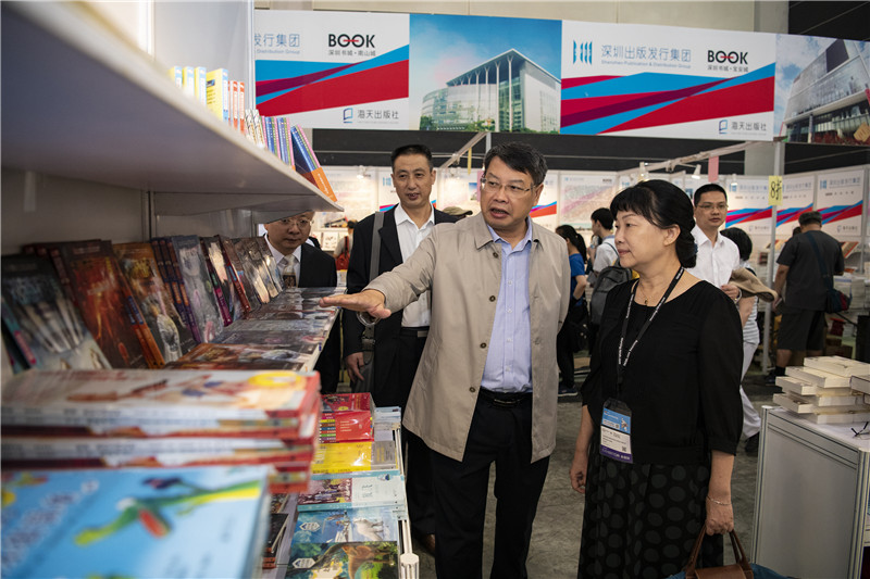 自治區黨委宣傳部副部長(cháng)、自治區新聞出版局（版權局）局長(cháng)呂潔視察集團公司展位_副本.jpg