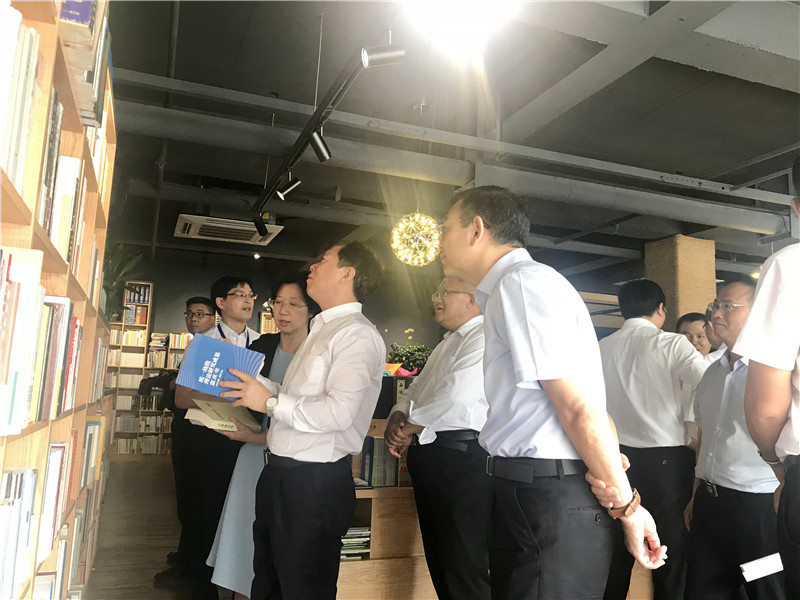 領(lǐng)導們參觀(guān)“統戰書(shū)架”、“廉政書(shū)架” (2).jpg