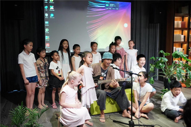岜農與森林谷小學(xué)彈唱會(huì )及《低頭種地，抬頭唱歌》新書(shū)發(fā)布.jpg