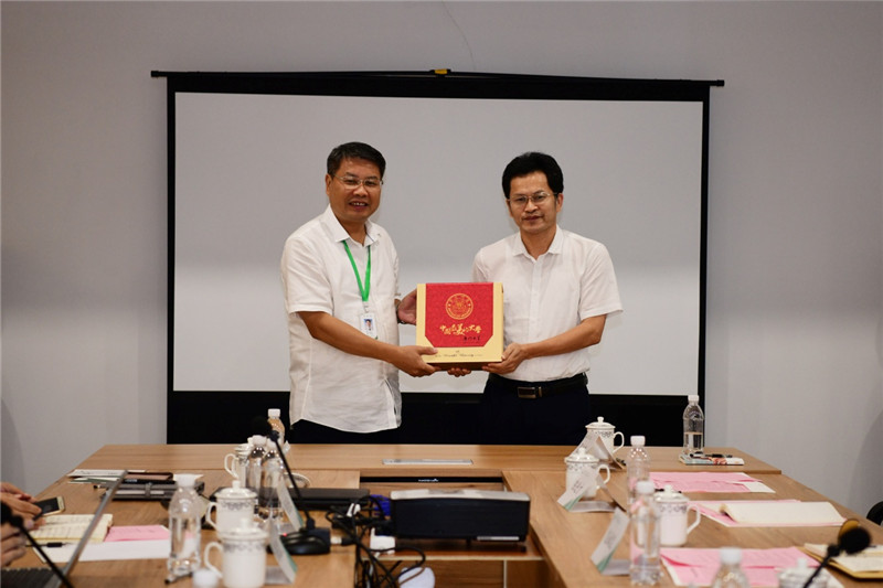 1566956494774227.jpg 贈書(shū)儀式 李顯楊 攝_副本.jpg