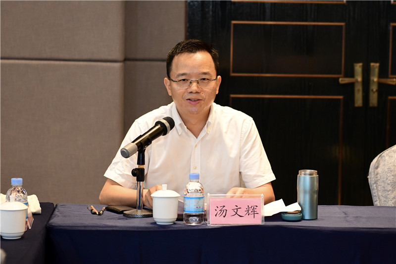 廣西師大出版社集團黨委副書(shū)記、總編輯湯文輝主持會(huì )議.jpg