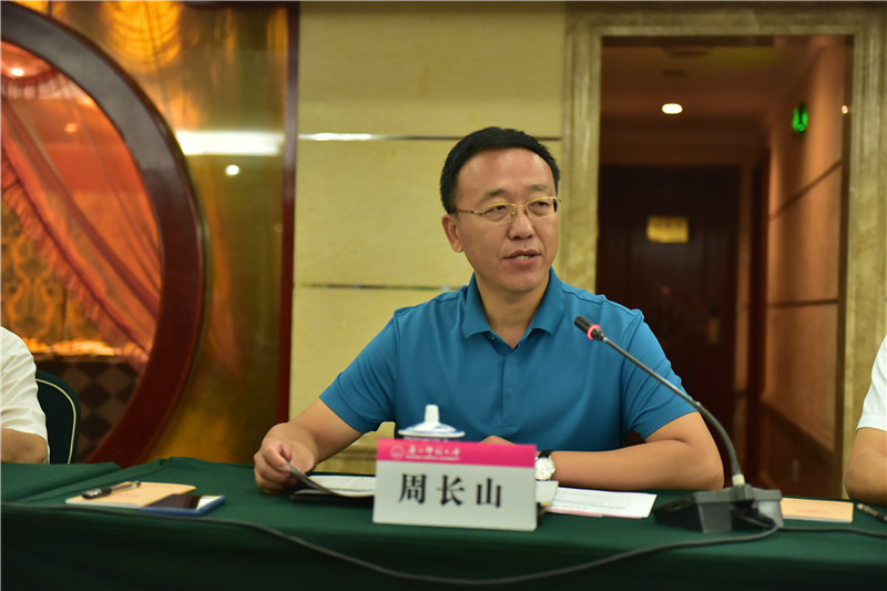 廣西師范大學(xué)教務(wù)處處長(cháng)、《廣西通史》（十卷本）主編周長(cháng)山教授介紹編撰情況（郭倩 攝）.JPG