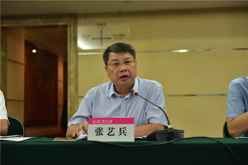 廣西師范大學(xué)出版集團有限公司黨委書(shū)記、董事長(cháng)張藝兵介紹《廣西通史》（十卷本）出版情況 （郭倩 攝）.JPG