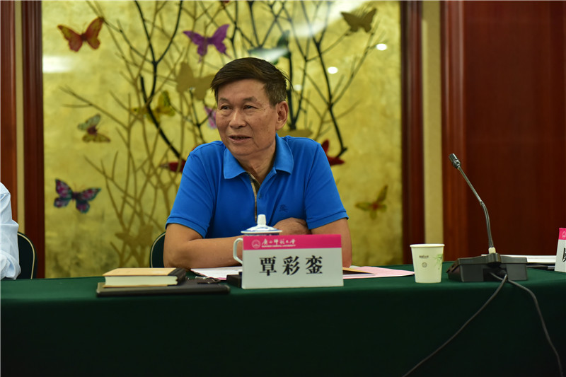 廣西壯學(xué)會(huì )會(huì )長(cháng)、廣西民族研究中心研究員覃彩鑾發(fā)言（郭倩 攝）.JPG