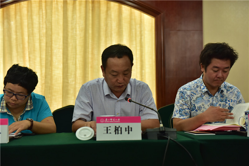 廣西民族大學(xué)社會(huì )與發(fā)展學(xué)院院長(cháng)、教授王柏中發(fā)言（郭倩 攝）.JPG