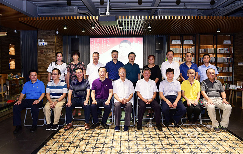 桂林市相關(guān)單位領(lǐng)導，唐景崧同胞三翰林研究會(huì )專(zhuān)家，廣西師大、廣西師大出版社領(lǐng)導合影（李顯楊攝）.JPG