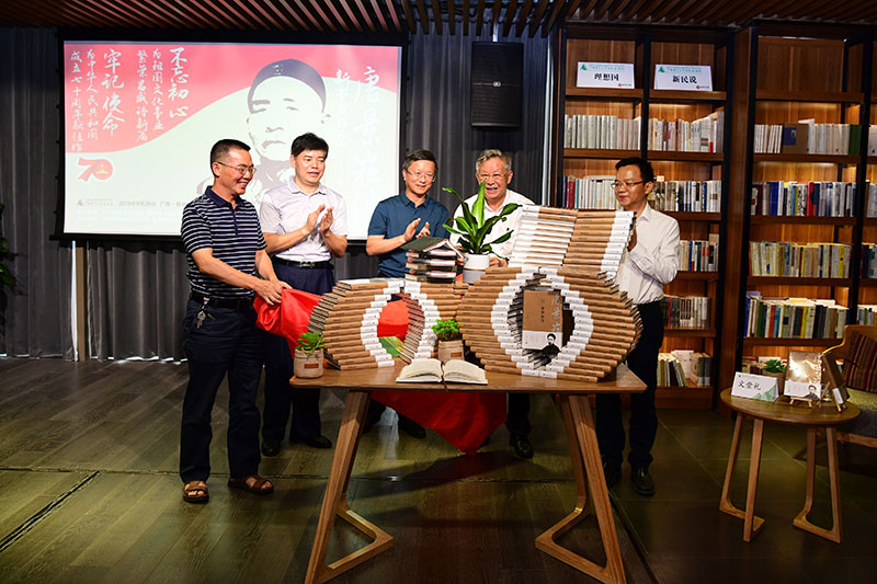 新書(shū)揭幕（左起灌陽(yáng)縣人大常委會(huì )副主任袁高明，廣西師大校黨委常委、紀委書(shū)記莫坷，桂林市社科聯(lián)主席隆斌，作者文崇禮，廣西師大出版社黨委副書(shū)記、總編輯湯文輝）（李顯楊攝）.JPG