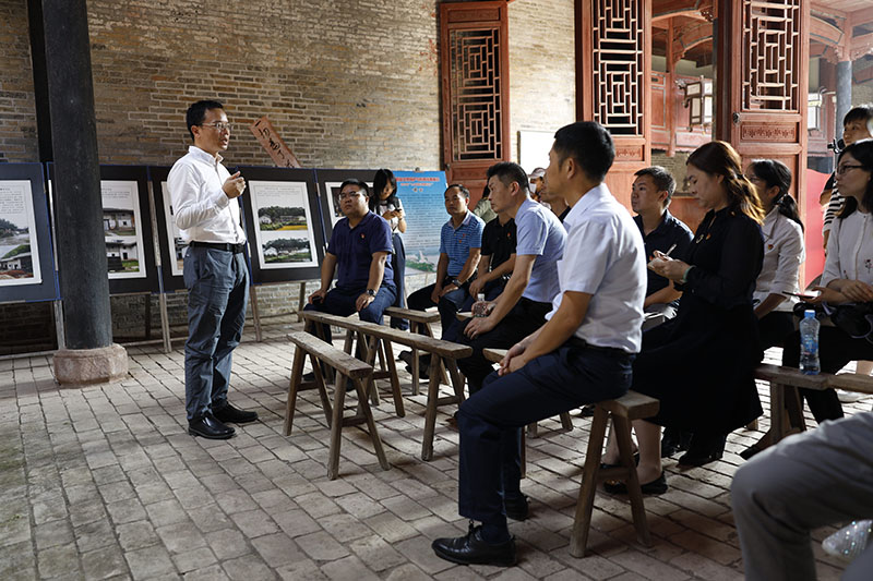 1571189831610061.jpg 在長(cháng)征文化館開(kāi)展黨課(黃國生 攝).jpg