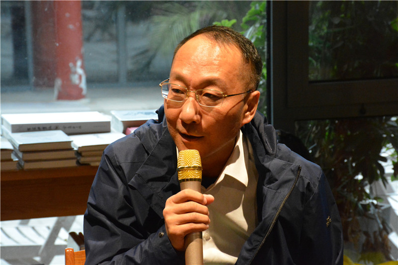 敬文東發(fā)言   小眾書(shū)坊供圖.JPG