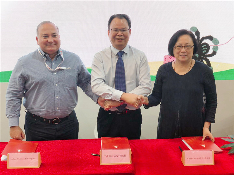 美國艾伯特·惠特曼出版社總裁約翰·夸特羅基（左）廣西師范大學(xué)出版社集團黨委書(shū)記、董事長(cháng)黃軒莊（中）中國臺灣摩課網(wǎng)絡(luò )訊息科技股份有限公司董事長(cháng)劉惠貞（右）  (馮彥中 攝）.jpg