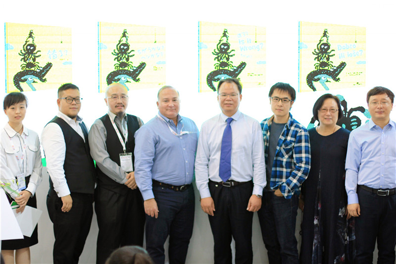 左起：黃安然（桂林魔法象文化傳播有限公司副總經(jīng)理，廣西師范大學(xué)出版社馬來(lái)西亞分社社長(cháng)）、魏運發(fā)（亞洲城市書(shū)苑中國區域業(yè)務(wù)拓展顧問(wèn)）、周和（馬來(lái)西亞亞洲智庫有限公司執行董事）、約翰·夸特羅基（美國艾伯特·惠特曼出版社總裁）、黃軒莊（廣西師范大學(xué)出版社集團黨委書(shū)記、董事長(cháng)）、楊思帆（《錯了？》作者）、劉惠貞（中國臺灣摩客網(wǎng)絡(luò )訊息科技股份有限公司董事長(cháng)）、張俊顯（廣西師范大學(xué)出版社集團董事長(cháng)助理，桂林魔法象文化傳播有限公司董事長(cháng)兼總經(jīng)理）馮彥中_攝JPG.JPG