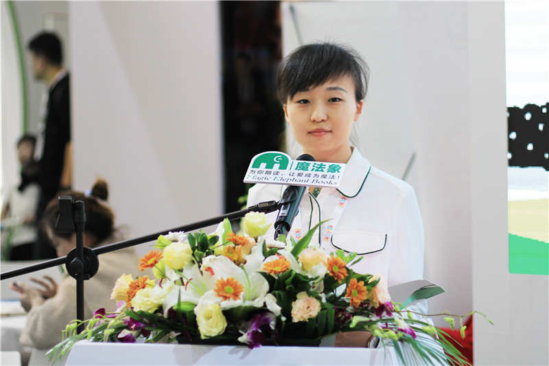 桂林魔法象文化傳播有限公司副總經(jīng)理、運營(yíng)總監，廣西師范大學(xué)出版社馬來(lái)西亞分社社長(cháng)黃安然致辭 （馮彥中 攝）.jpg