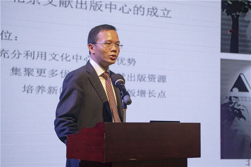廣西師范大學(xué)出版社集團黨委副書(shū)記、總編輯湯文輝發(fā)言（李顯楊 攝）.jpg