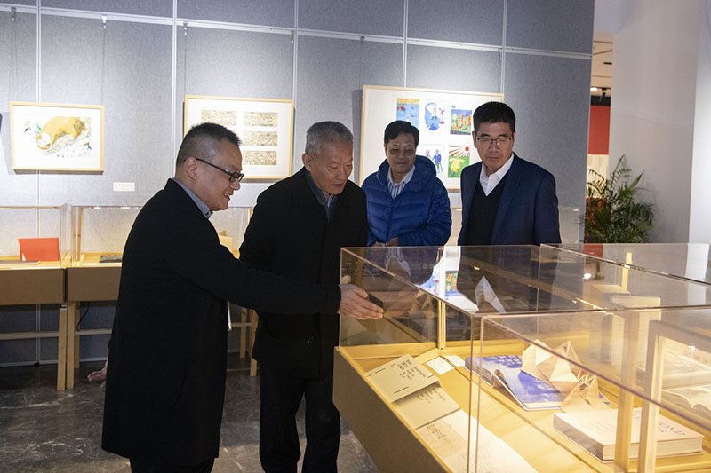 9.國家新聞出版廣電總局原副局長(cháng)、中國出版協(xié)會(huì )常務(wù)副理事長(cháng)鄔書(shū)林（左二）先生參觀(guān)展覽（李顯楊攝）.jpg