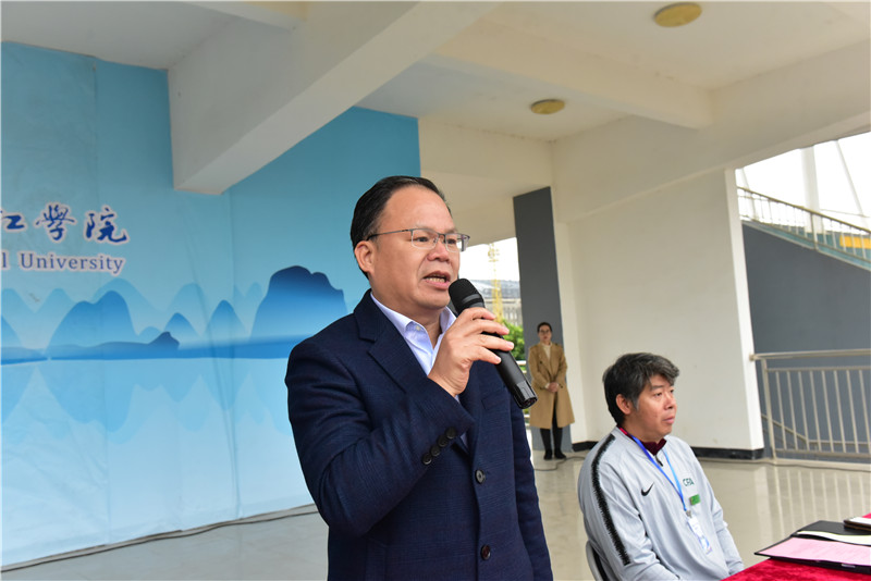 3廣西師范大學(xué)黨委常委、集團公司黨委書(shū)記、董事長(cháng)黃軒莊宣布比賽開(kāi)幕（秦念  攝）.JPG