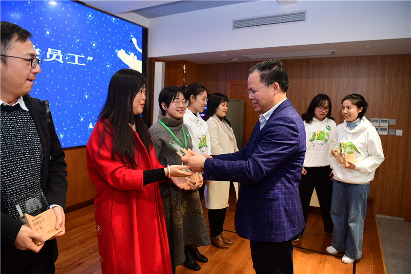 集團黨委書(shū)記、董事長(cháng)黃軒莊為“魔法象五周年致敬員工”頒發(fā)榮譽(yù)獎?wù)?2.27（攝 李顯揚）.JPG