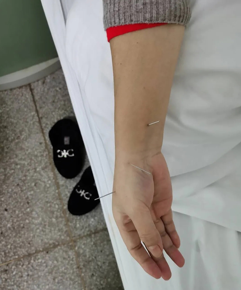 劉力紅對患者展開(kāi)中醫治療800（圖片來(lái)源：同有三和基金會(huì )）.jpg