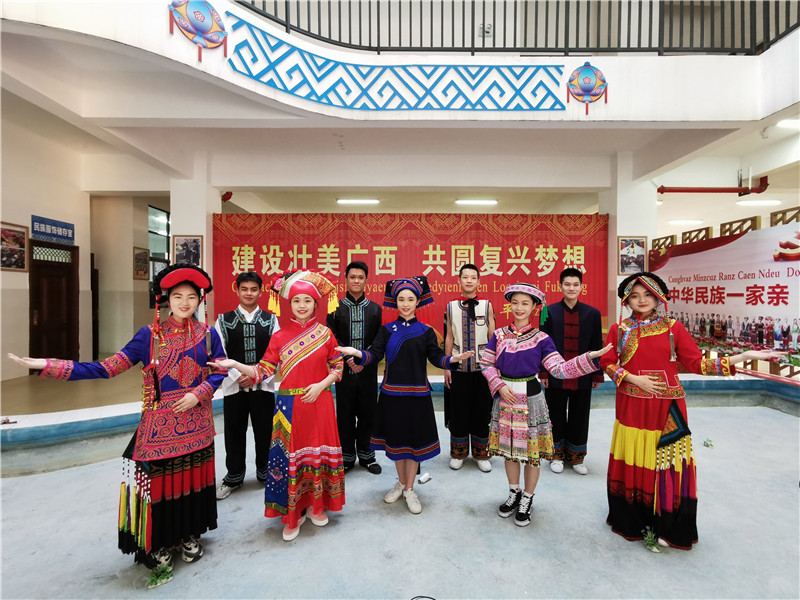 百色民族高級中學(xué)學(xué)生身穿少數民族服飾，分別用代表方言解讀詩(shī)歌《繡袈裟衣緣》（黃立情 攝）.jpg