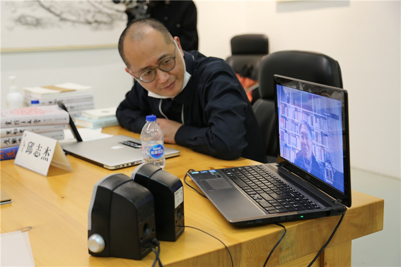 邱志杰與美術(shù)史學(xué)家、中國美術(shù)學(xué)院教授范景中視頻連線(xiàn)（虛苑供圖）.jpg