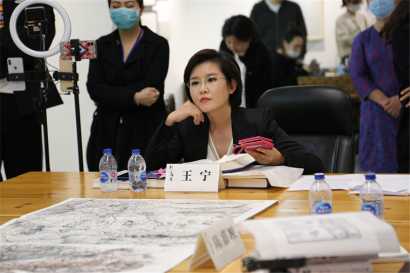 央視主持人、“鏡閱讀”計劃發(fā)起人王寧主持對談環(huán)節（虛苑供圖）.png