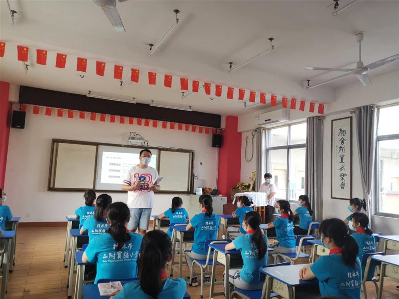 1589181325133570.jpg 桂林市二附實(shí)驗小學(xué)活動(dòng)負責人鄭韡鵬老師進(jìn)行開(kāi)場(chǎng)致辭.jpg