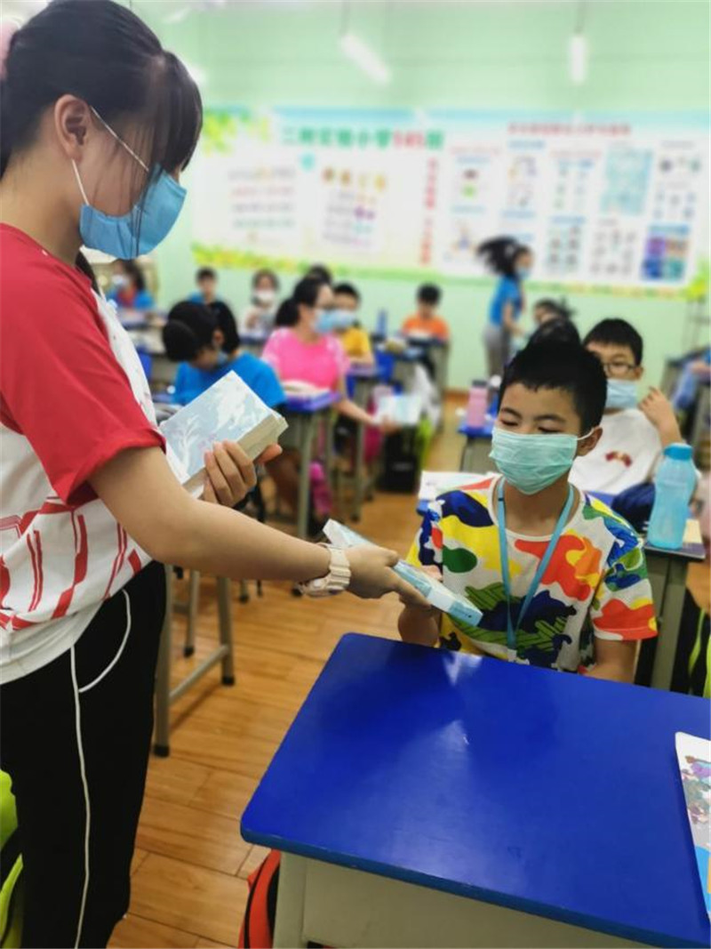 1589181437723493.jpg 《花間物事》派發(fā)到各班同學(xué)手中.jpg