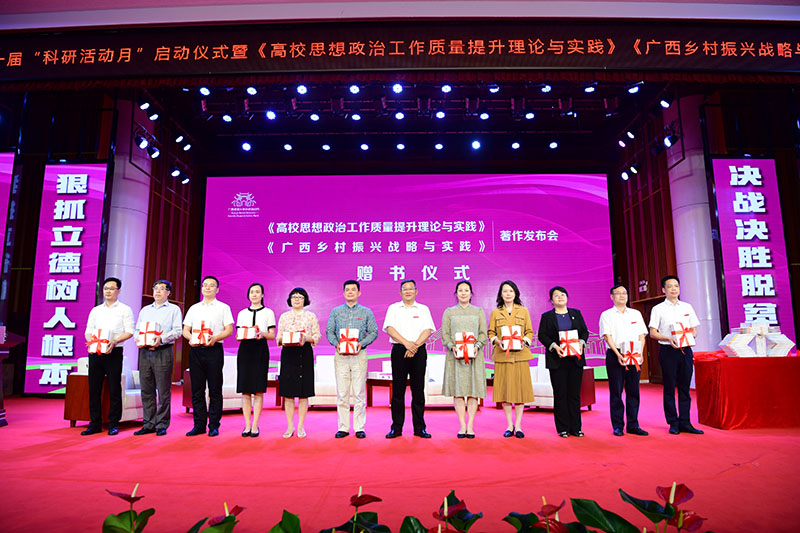 5鄧軍書(shū)記為部分單位負責人贈送書(shū)籍（李顯楊 攝）.JPG